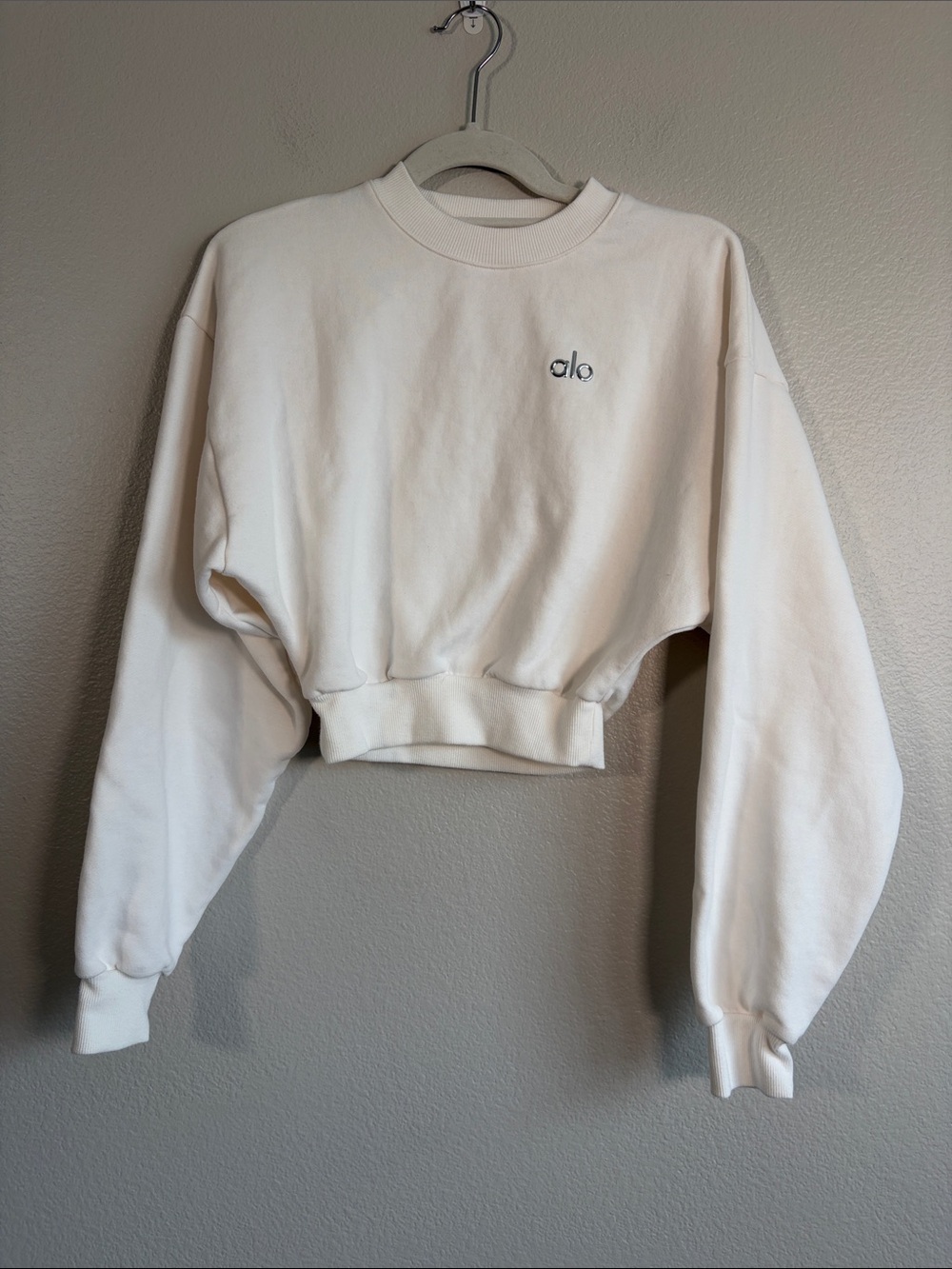 ALO Yoga Cropped Accolade in Ivory - XS - Picture 3 of 6